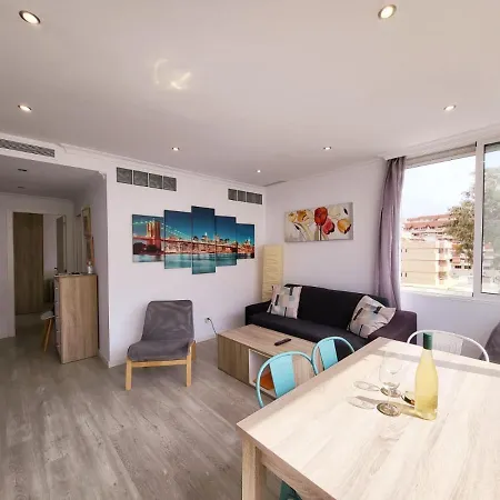 Stylish 3 Bedroom Penthouse In Centre With Large Pool Close To The Apartamento
